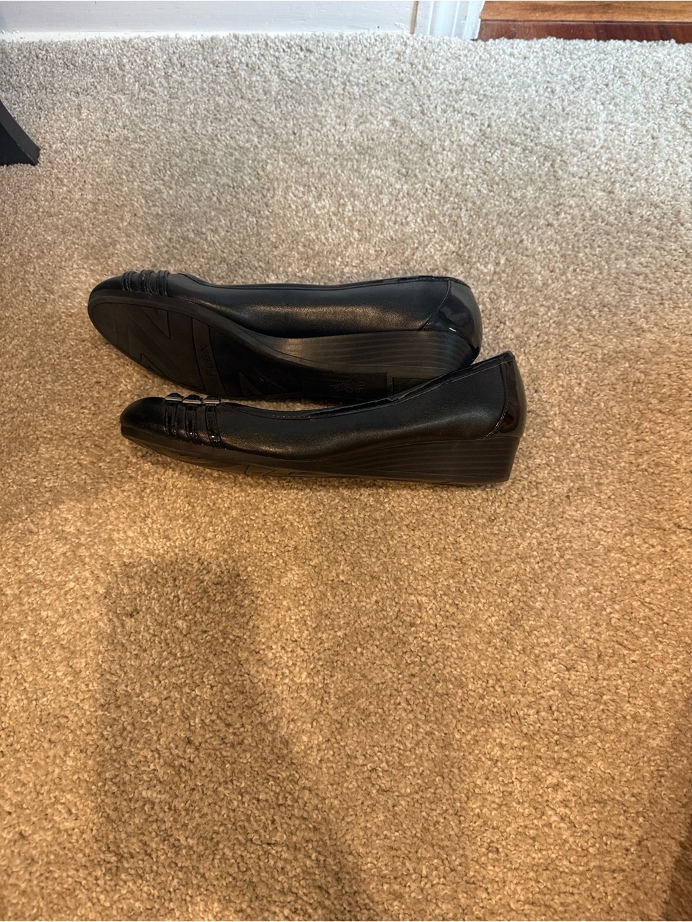 🛍️🥿Black Women's Slip-On Wedge Flats - Picture 2 of 3